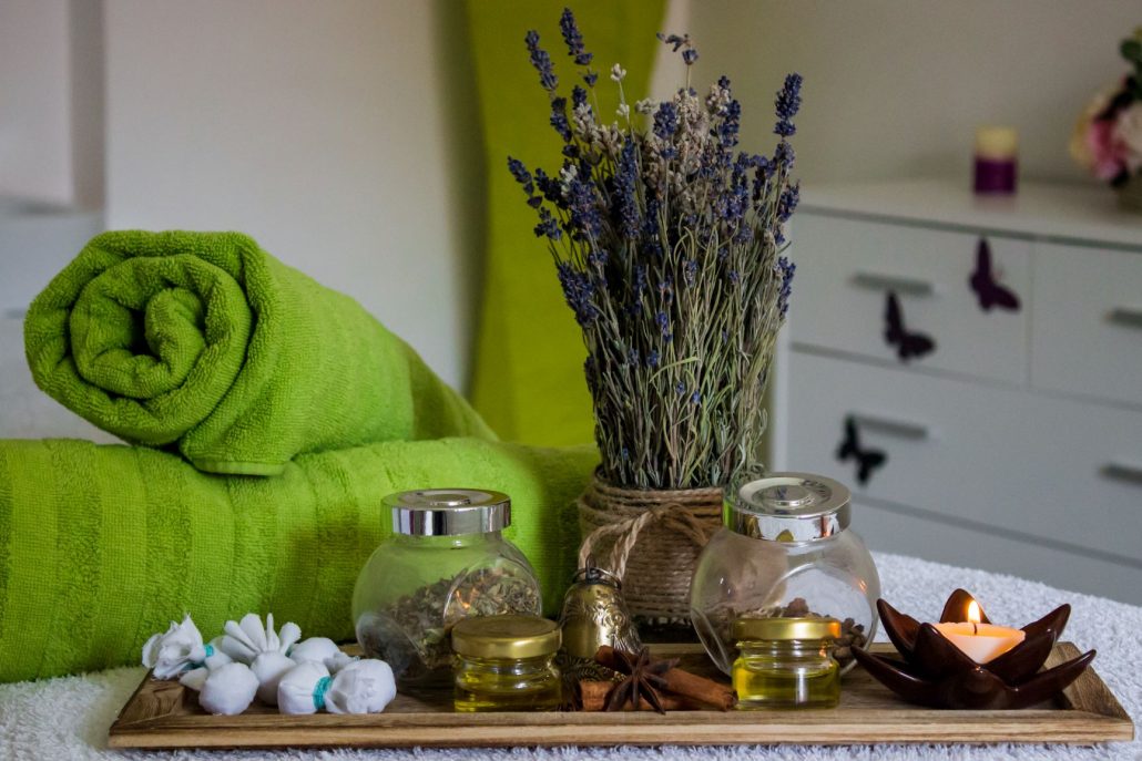 masaj ayurvedic cu uleiuri esentiale